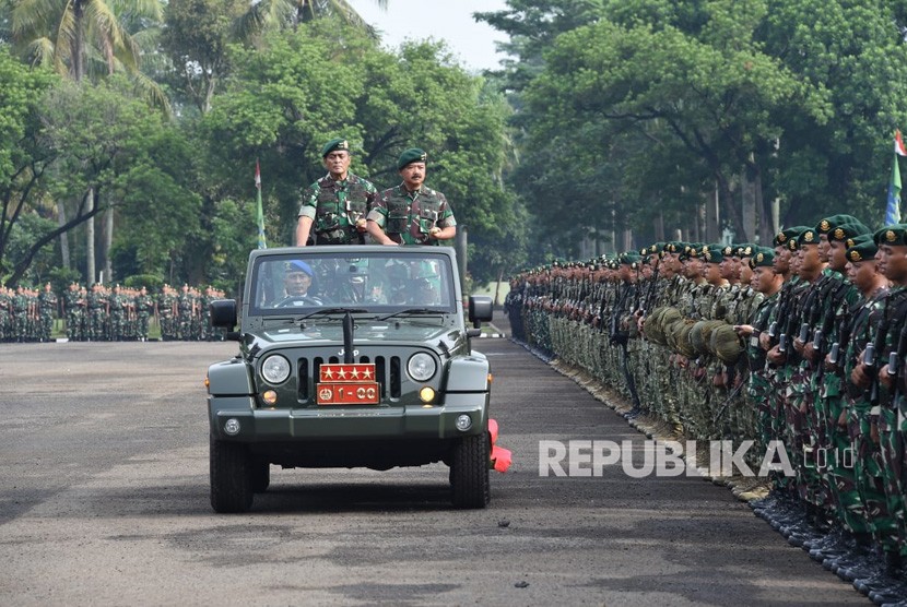 Panglima TNI Marsekal Hadi Tjahjanto memimpin Apel Khusus prajurit Kostrad di Mako Divisi Infanteri 1 Kostrad Cilodong, Senin (14/01/2019).