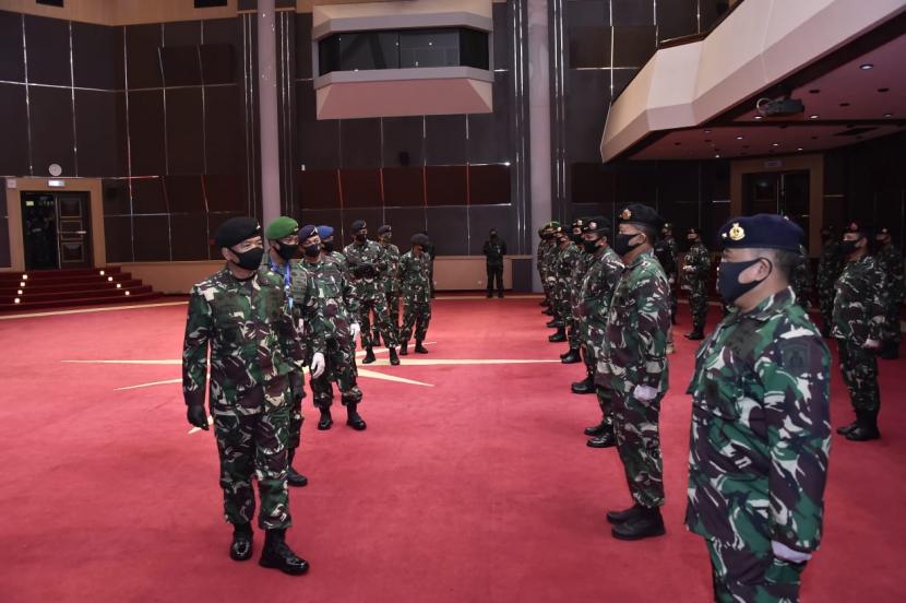 Panglima TNI Marsekal Hadi Tjahjanto memimpin Laporan Korps Kenaikan Pangkat 25 Pati TNI di Aula Gatot Soebroto, Mabes TNI Cilangkap, Jakarta Timur, Jumat (8/5).