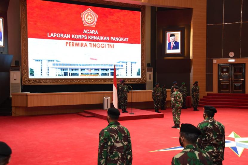 Panglima TNI Marsekal Hadi Tjahjanto memimpin laporan korps kenaikan pangkat 35 pati TNI di Mabes TNI, Cilangkap, Jakarta Timur, Rabu (21/10). 
