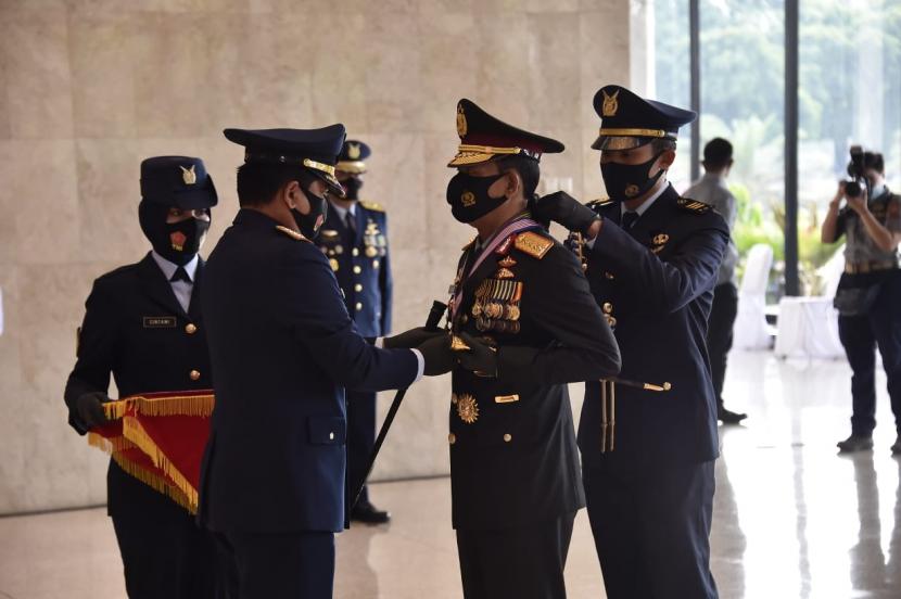 Panglima TNI Marsekal Hadi Tjahjanto memimpin upacara penyematan Tanda Kehormatan Bintang Angkatan Kelas Utama kepada Kapolri Jenderal Idham Azis.