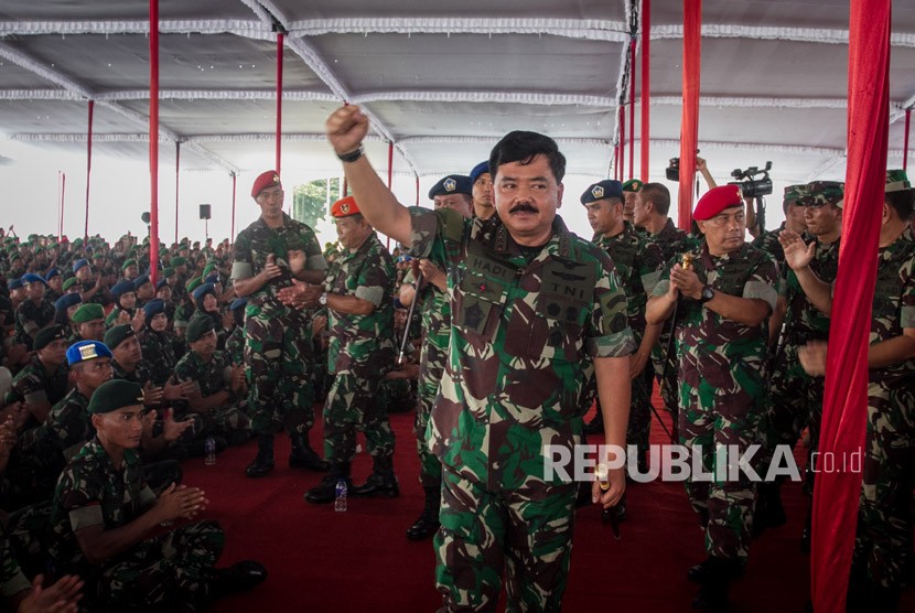 Panglima TNI Marsekal Hadi Tjahjanto meneriakkan yel-yel pada kegiatan kunjungan dan memberikan pengarahan kepada Prajurit TNI di Markas Grup 2 Kopassus, Kartasura, Sukoharjo, Jawa Tengah, Selasa (20/3).
