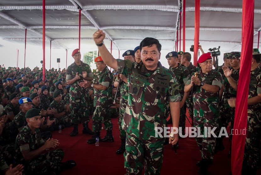 Panglima TNI Marsekal Hadi Tjahjanto meneriakkan yel-yel pada kegiatan kunjungan dan memberikan pengarahan kepada Prajurit TNI di Markas Grup 2 Kopassus, Kartasura, Sukoharjo, Jawa Tengah,.(ilustrasi)