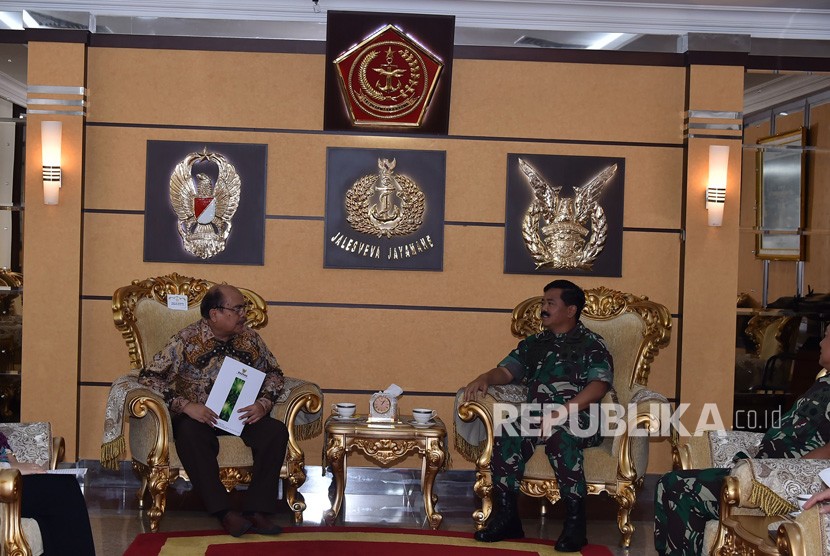  Panglima TNI Marsekal  Hadi Tjahjanto menerima kunjungan Ketua Badan Amil Zakat Nasional (Baznas) Prof. Dr. Bambang Sudibyo, M.B.A., C.A., di Mabes TNI, Cilangkap, Jakarta Timur, Kamis (14/2/2019).