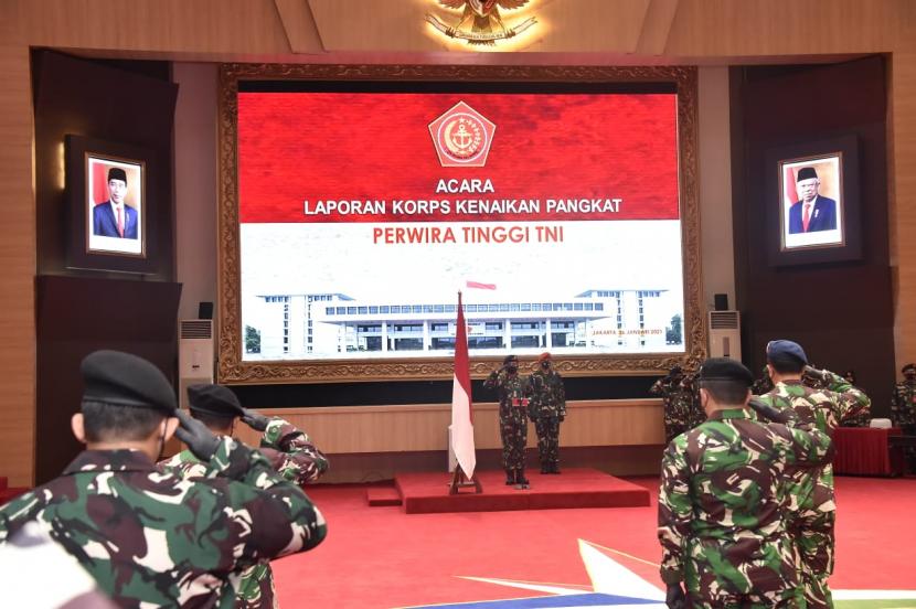 Panglima TNI Marsekal Hadi Tjahjanto menerima laporan korps kenaikan pangkat 22 perwira tinggi (Pati) TNI di Aula Gatot Soebroto Mabes TNI Cilangkap, Jakarta Timur, Selasa (26/1). 