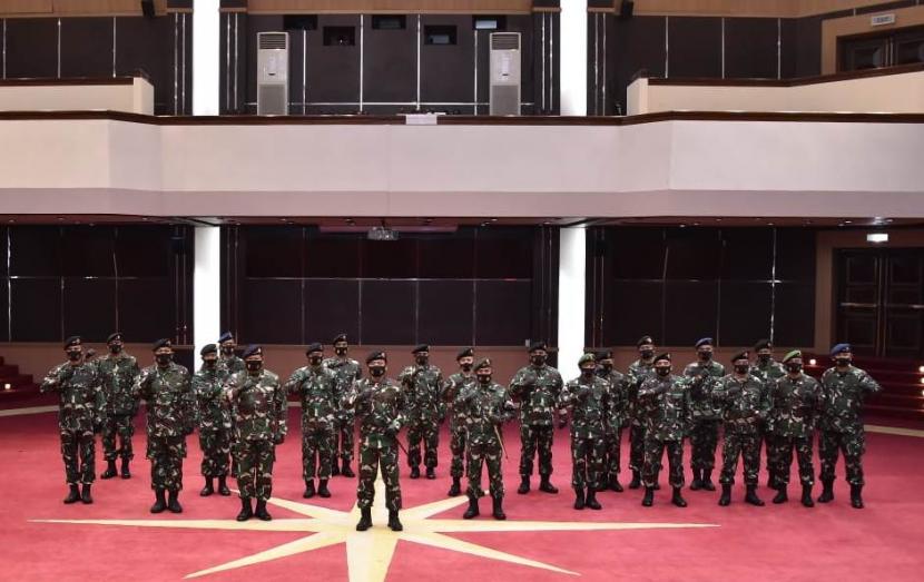  Panglima TNI Marsekal Hadi Tjahjanto menerima laporan korps kenaikan pangkat 20 pati TNI di Mabes TNI, Cilangkap, Jakarta Timur, Rabu (19/8).