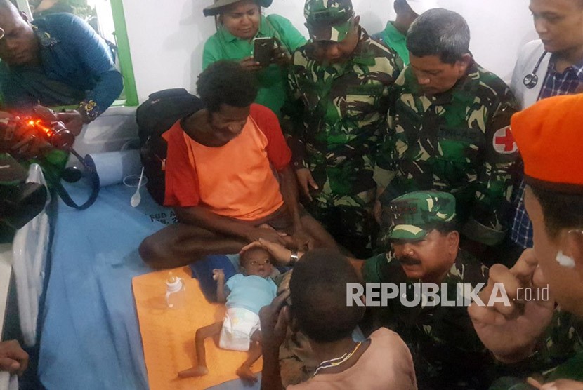 Panglima TNI Marsekal Hadi Tjahjanto saat mengunjungi warga terdampak kejadian luar biasa (KLB) campak dan gizi buruk di Asmat,