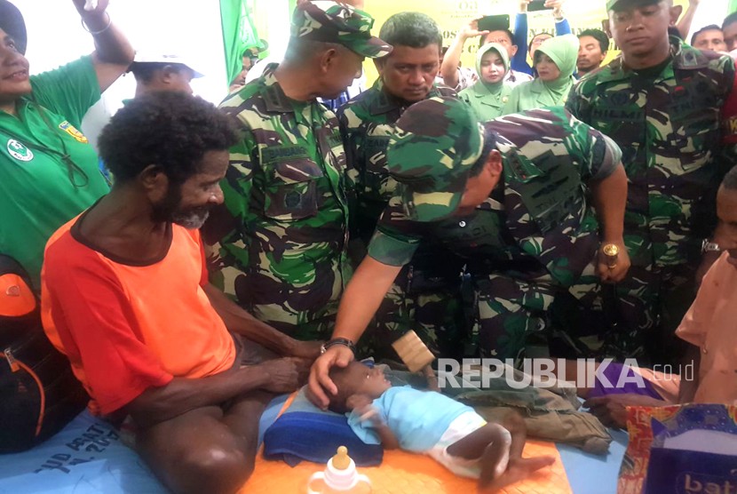 Panglima TNI Marsekal Hadi Tjahjanto saat mengunjungi warga terdampak kejadian luar biasa (KLB) campak dan gizi buruk di Asmat,