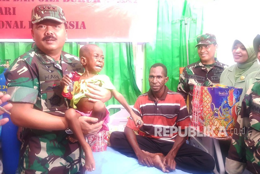 Panglima TNI Marsekal Hadi Tjahjanto meninjau anak-anak penderita campak dan gizi buruk di Distrik Agats, Kabupaten Asmat, Papua.