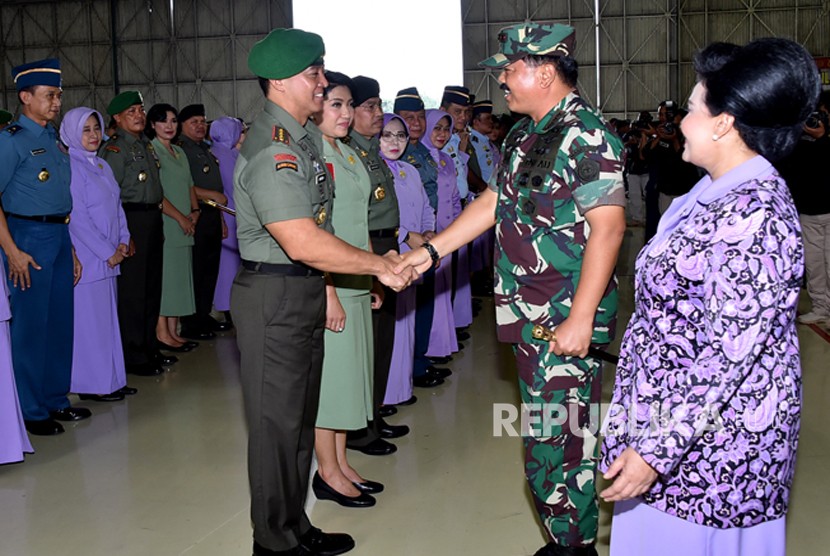 Panglima TNI Marsekal Hadi Tjahjanto menyalami Dankodiklatad Letjen Andika Perkasa.
