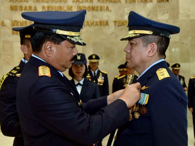 Panglima TNI Marsekal Hadi Tjahjanto menyematkan penghargaan kepada Kepala Bais TNI Marsdya Kisenda.