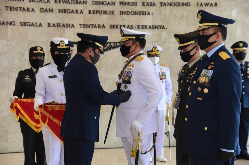 Panglima TNI Marsekal Hadi Tjahjanto menyematkan tanda kehormatan Bintang Dharma kepada Kepala Staf Angkatan Laut (KSAL) Laksamana Yudo Margono.