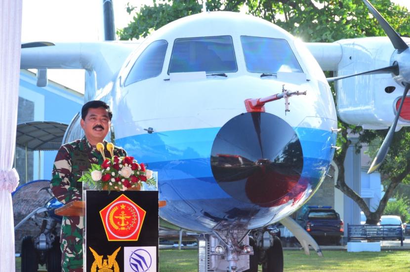 Panglima TNI, Marsekal Hadi Tjahjanto, meresmikan pesawat N250 Gatotkaca sebagai monumen di Museum Pusat TNI AU Dirgantara Mandala, Yogyakarta, Rabu (26/08). 