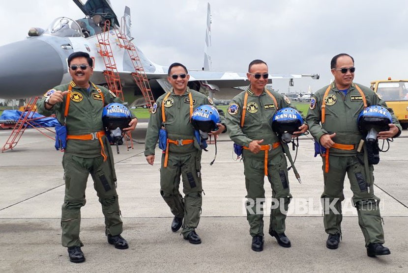 Panglima TNI Marsekal Hadi Tjahjanto selaku Kepala Staf Angkatan Udara (KSAU) beserta para kepala staf lainnya dan Kepala Kepolisian Republik Indonesia (Kapolri) Jenderal Tito Karnavian dalam kegiatan pemberian brevet terbang kehormatan dari TNI-AU kepada Kapolri di Lanud Halim Perdana Kusuma, Halim, Jakarta Timur, Rabu (20/12). 