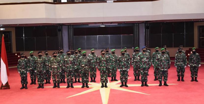 Panglima TNI Marsekal Hadi Tjahjanto seusai menerima laporan korps kenaikan pangkat 22 pati TNI di Mabes Cilangkap, Jakarta Timur, Rabu (22/7).