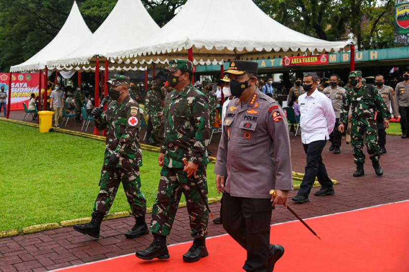 Panglima TNI Marsekal Hadi Tjahjanto (tengah) didampingi Kapolri Jenderal Pol Listyo Sigit Prabowo (kanan) beserta jajaran terkait meninjau pelaksanaan vaksinasi COVID-19 di Lapangan Benteng, Kota Medan, Sumatera Utara, Rabu (3/11/2021). Kunjungan kerja Panglima TNI dan Kapolri ke Medan tersebut untuk meninjau dan memantau proses vaksinasi COVID-19 di daerah tersebut. 