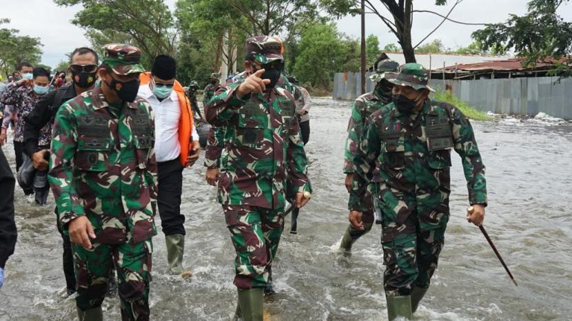 Panglima TNI Marsekal Hadi Tjahjanto (tengah) meninjau lokasi banjir di Kabupaten Tanah Laut, Kalimantan Selatan (Kalsel), Sabtu (16/1).