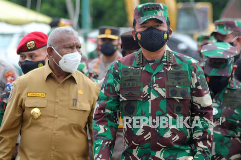 Gubernur Papua Barat Dominggus Mandacan (kiri).