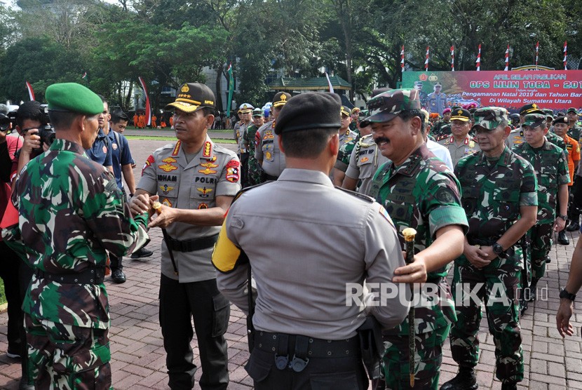 Panglima TNI Marsekal TNI Hadi Tjahjanto (kanan) bersama Kapolri Jenderal Pol Idham Azis (kiri) 