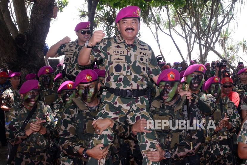 Panglima TNI Marsekal TNI Hadi Tjahjanto (kanan) didampingi KSAL Lakamana TNI Ade Supandi (kiri) dibopong prajurit Korps Marinir TNI AL disela-sela Pengangkatan Warga Kehormatan Marinir di pantai Nganteb, Kab. Malang, Jawa Timur, Kamis (22/2).