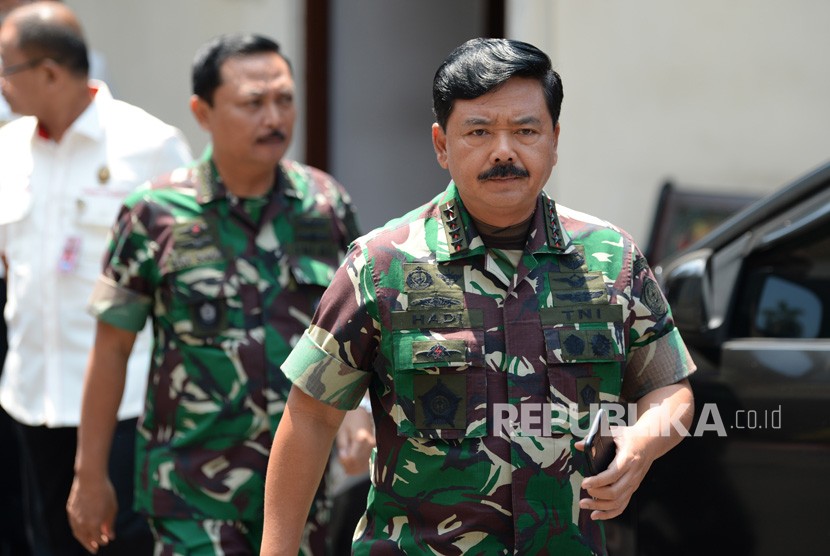 Panglima TNI Marsekal TNI Hadi Tjahjanto (kanan),