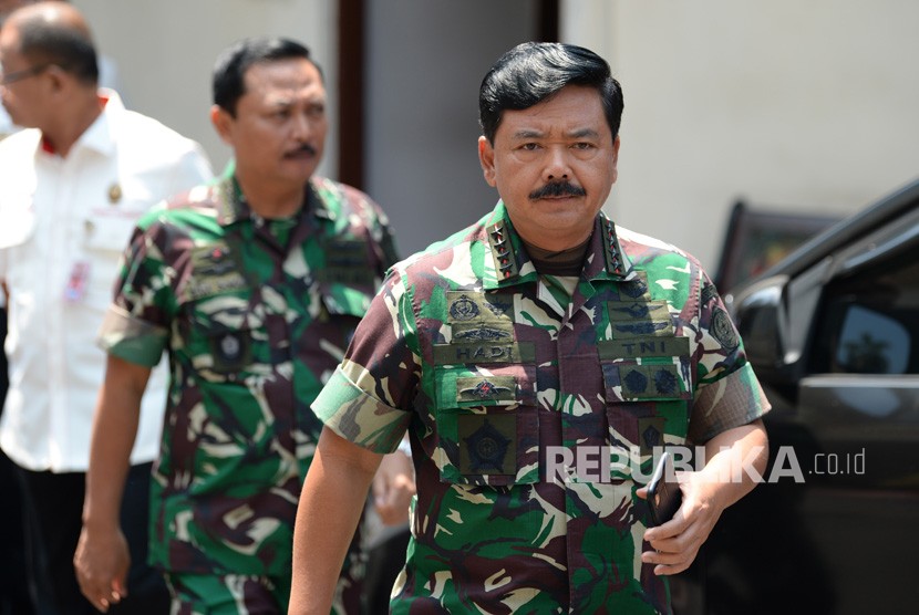 Panglima TNI Marsekal TNI Hadi Tjahjanto (kanan