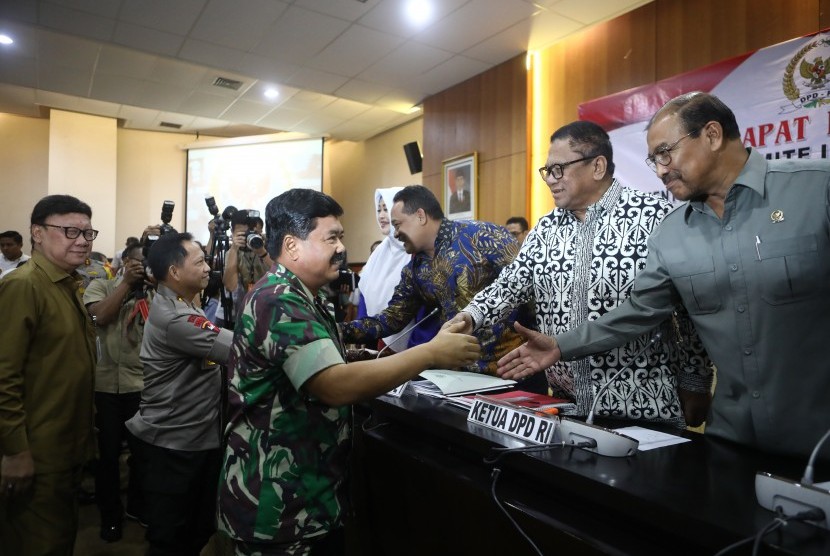 Panglima TNI Marsekal TNI Hadi Tjahjanto (kanan), Kapolri Jenderal Pol Tito Karnavian (kedua kiri) dan Menteri Dalam Negeri Tjahjo Kumolo (kiri) menyalami Ketua Dewan Perwakilan Daerah (DPD) Oesman Sapta Odang seusai rapat kerja bersama Dewan Perwakilan Daerah (DPD) di Gedung Nusantara V, Kompleks Parlemen Senayan, Jakarta, Selasa (7/5/2019). 