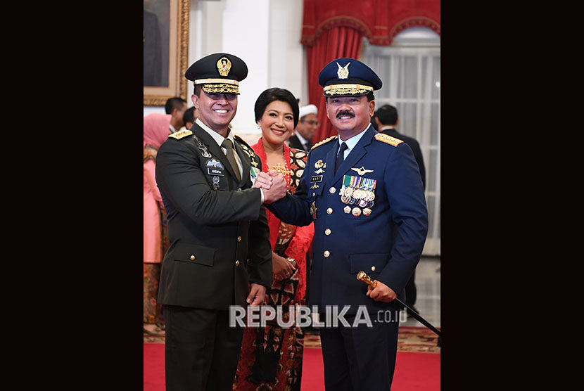 Panglima TNI Marsekal TNI Hadi Tjahjanto (kanan) melakukan salam komando dengan Kepala Staf Angkatan Darat (KSAD) yang baru Jenderal TNI Andika Perkasa (kiri) seusai pelantikan oleh Presiden Joko WIdodo di Istana Merdeka, Jakarta, Kamis (22/11/2018). 