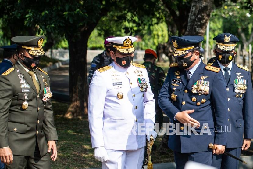 Panglima TNI Marsekal Hadi Tjahjanto (kedua kanan) didampingi KSAD Jenderal Andika Perkasa (kiri), KSAL Laksamana Yudo Margono (kedua kiri), dan KSAU Marsekal Fadjar Prasetyo (kanan) berbincang saat berziarah di Taman Makam Pahlawan Kalibata, Jakarta Selatan, Jumat (2/10/2020).