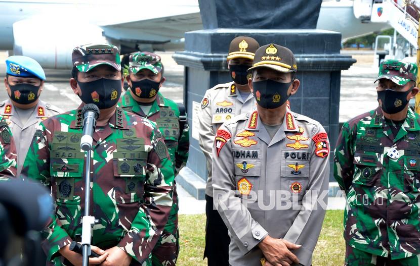 Panglima TNI Marsekal TNI Hadi Tjahjanto (kedua kiri) bersama Kapolri Jenderal Pol Idham Azis (kedua kanan) memberikan keterangan kepada wartawan di Galaktika Landasan Udara Hasanuddin, Kabupaten Maros , Sulawesi Selatan, Ahad (30/8/2020). Dalam keterangan terkait penyerangan yang berujung pengrusakan Polsek Ciracas yang terjadi pada Sabtu (29/8) tersebut telah ditemukan pelaku penyerangan yang merupakan oknum anggota TNI, sementara Panglima TNI dan Kapolri memerintahkan anggotanya agar tidak mudah terprovokasi atas kejadian tersebut. 