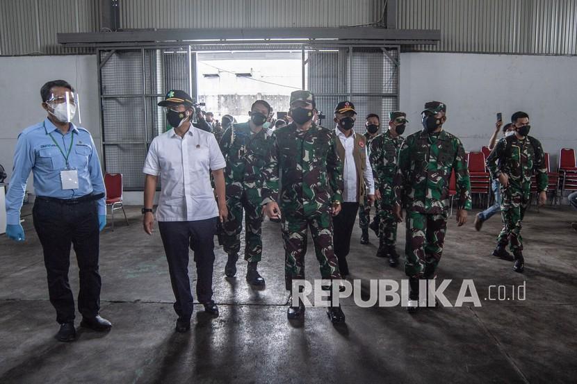 Panglima TNI Marsekal TNI Hadi Tjahjanto (keempat kiri) bersama Menteri Kesehatan Budi Gunadi Sadikin (kedua kiri) dan Kepala BNPB Letjen TNI Ganip Warsito (kelima kiri) melakukan peninjauan serbuan vaksinasi COVID-19 di Kawasan Berikat Nusantara, Jakarta, Kamis (1/7/2021). Dalam rangka mendukung program pemerintah satu juta vaksinasi per hari, Panglima TNI Marsekal TNI Hadi Tjahjanto menginstruksikan seluruh jajarannya untuk melakukan serbuan vaksin guna menurunkan angka penularan COVID-19. 