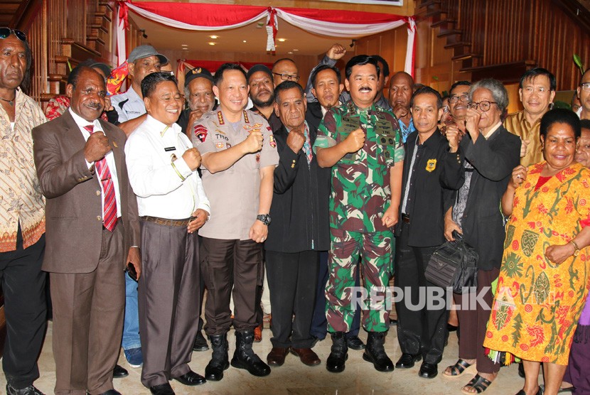 Panglima TNI Marsekal TNI Hadi Tjahjanto (kelima kanan), Kapolri Jenderal Pol Tito Karnavian (keempat kiri) bersama tokoh masyarakat Mimika dan Jayawijaya mengepalkan tangan seusai melakukan dialog di Mimika, Papua, Rabu (28/8/2019). 