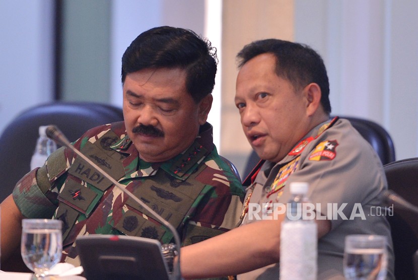 Panglima TNI Marsekal TNI Hadi Tjahjanto (kiri) berbincang dengan Kapolri Jenderal Pol Tito Karnavian.