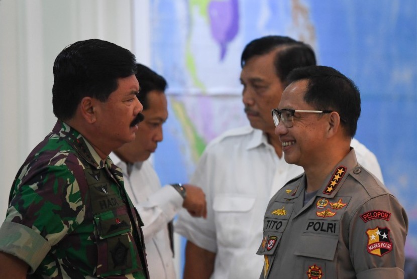 Panglima TNI Marsekal TNI Hadi Tjahjanto (kiri) berbincang dengan Kapolri Jenderal Pol Tito Karnavian (kanan), Menko Maritim Luhut Binsar Panjaitan (kedua kanan) dan Kepala Bulog Budi Waseso (kedua kiri) sebelum mengikuti rapat terbatas di Kantor Presiden, Jakarta, Jumat (3/5/2019).