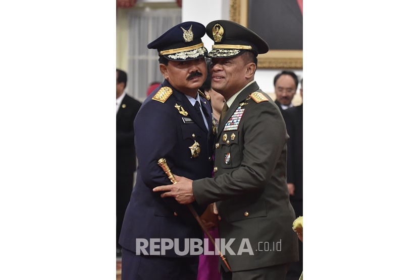 Panglima TNI Marsekal TNI Hadi Tjahjanto (kiri) berpelukan dengan mantan Panglima TNI Jenderal TNI Gatot Nurmantyo (kanan) usai upacara pelantikan di Istana Negara, Jakarta, Jumat (8/12). 