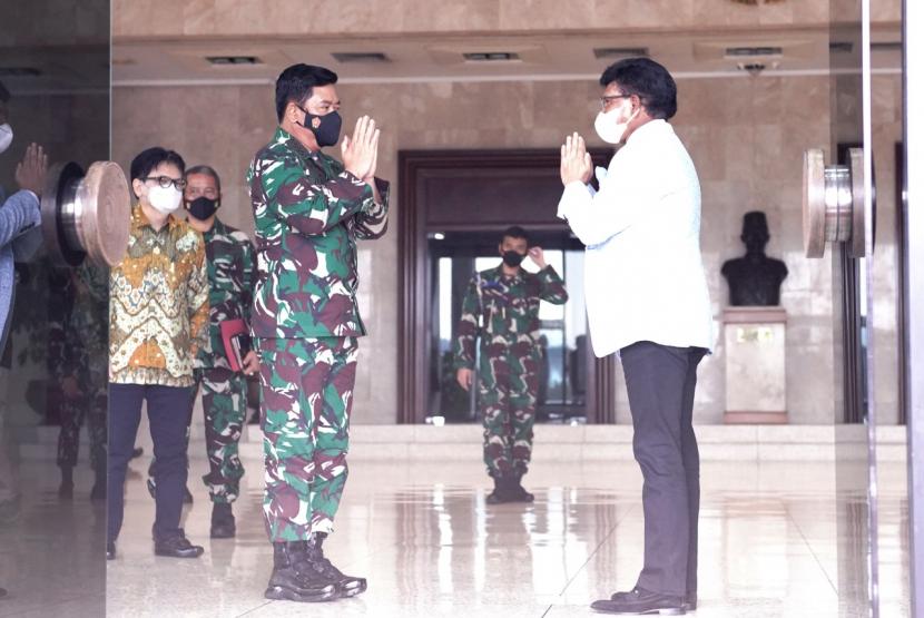 Panglima TNI Marsekal TNI Hadi Tjahjanto (kiri) bertemu dengan Menkominfo Johnny G Plate di Markas Besar TNI Cilangkap, Jakarta Rabu (5/5).