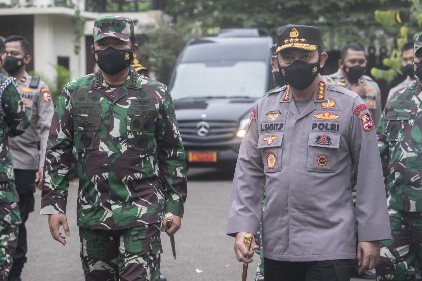 Panglima TNI Marsekal TNI Hadi Tjahjanto (kiri) dan Kapolri Jenderal Pol Listyo Sigit Prabowo (kiri) 