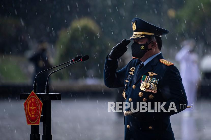 Panglima TNI Marsekal TNI Hadi Tjahjanto memberikan hormat saat ziarah nasional dan tabur bunga di Taman Makam Pahlawan Nasional Utama Kalibata, Jakarta Selatan, Senin (4/10/2021). Kegiatan tersebut merupakan rangkaian peringatan HUT ke-76 TNI tahun 2021. 