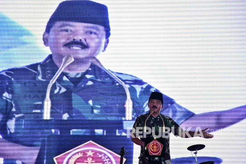 Panglima TNI Marsekal TNI Hadi Tjahjanto memberikan sambutan saat Safari Ramadhan di Makodam III/Siliwangi, Bandung, Senin (13/5). 