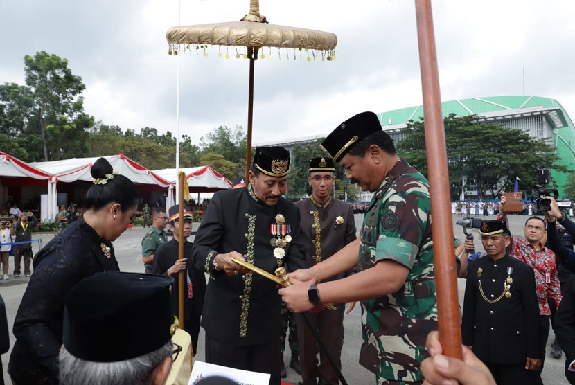  Panglima TNI, Marsekal TNI Hadi Tjahjanto menerima gelar kehormatan Pangeran Wira Ambara dari Kesultanan Kutai Ing Martadipura. 