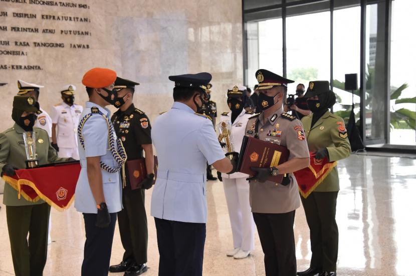 Panglima TNI Marsekal TNI Hadi Tjahjanto saat menyerahkan penghargaan kepada Kombes Pol Ahmad Yusep, SIK, Sh, MH sebagai lulusan terbaik dari Polri.