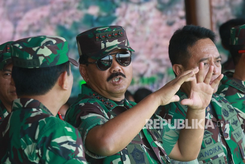 Panglima TNI Marsekal Hadi Tjahjantodidampingi Kepala Staf Angkatan Darat (KSAD) Jenderal Andika Perkasa.