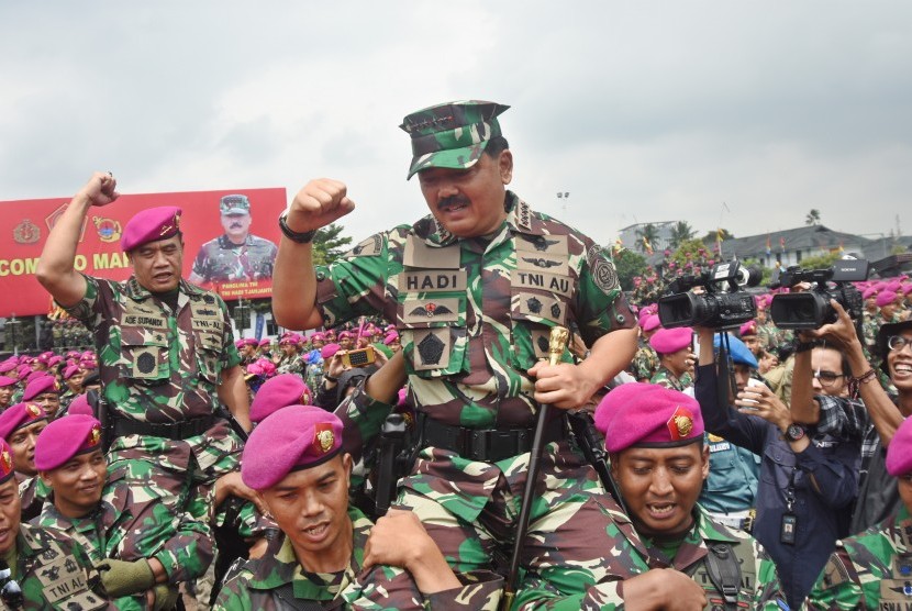 Panglima TNI Marsekal TNI Hadi Tjahjanto (tengah) bersama Kepala Staf TNI Angkatan Laut (KSAL) Laksamana TNI Ade Supandi (kiri) dipanggul prajurit Marinir seusai upacara penyambutan di Markas Korps Marinir, Bhumi Marinir Cilandak, Jakarta, Kamis (21/12). 