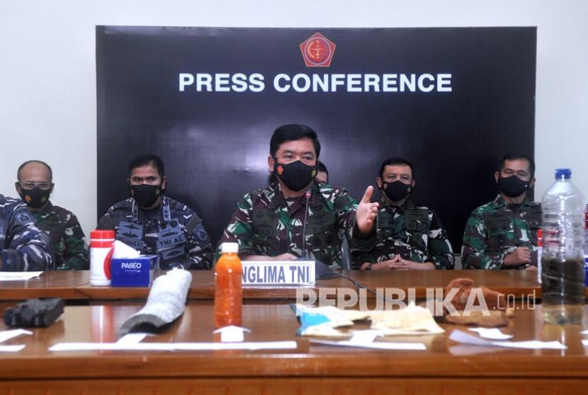 Panglima TNI Marsekal TNI Hadi Tjahjanto (tengah) menunjukkan temuan barang dan serpihan yang diyakini merupakan bagian dari KRI Nanggala 402 saat konferensi pers di Lanud I Gusti Ngurah Rai, Badung, Bali, Sabtu (24/4/2021). 