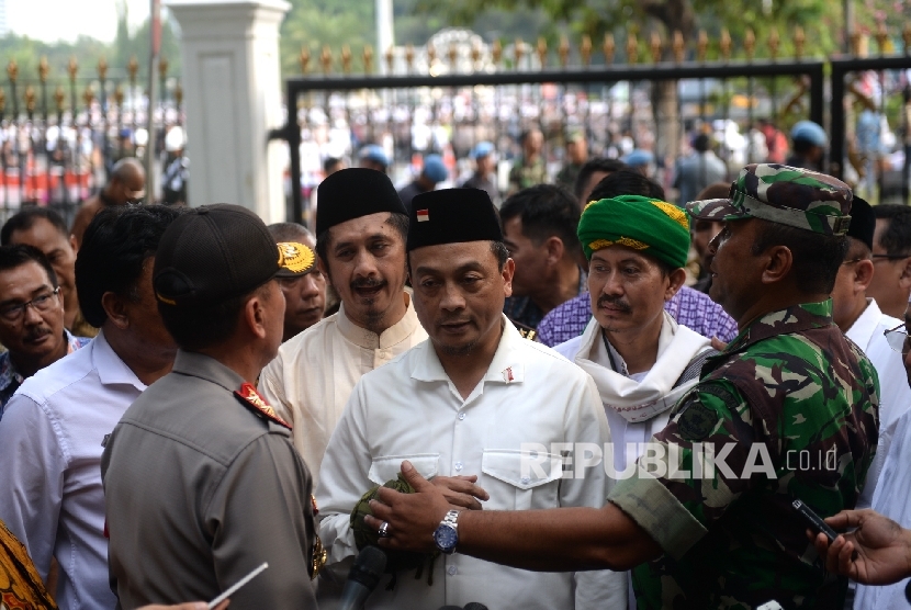  Panglima TNI Utusan peserta Aksi Damai 4 November Bactiar nasir (tengah0 bersama Muhammad Zaitun Rasmin dan Misbahul Anam mencoba berunding untuk bertemu Presiden Joko Widodo saat Aksi Damai 4 November di Istana Merdeka, Jakarta, Jumat (4/11). 