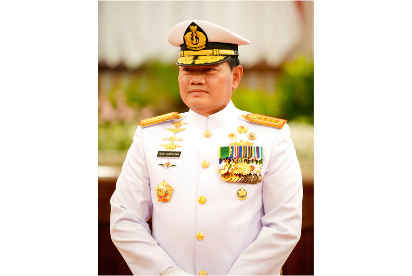 Panglima TNI yang baru dilantik Laksamana Yudo Margono berpose di depan fotografer usai upacara pelantikan di Istana Negara, Jakarta, Indonesia, Senin, 19 Desember 2022. 