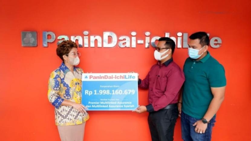 Panin Dai-ichi Life menyerahkan klaim kepada perwakilan ahli waris salah satu nasabah di Kota Medan, Sumut mencapai Rp 1,9 miliar.