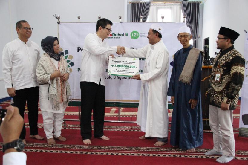 Panin Dubai Syariah Bank menyalurkan dana bantuan sebesar Rp 2 miliar melalui Laznas Inisiatif Zakat Indonesia (IZI) secara simbolis untuk pembangunan lantai 2 dan 3 serta menara masjid. 