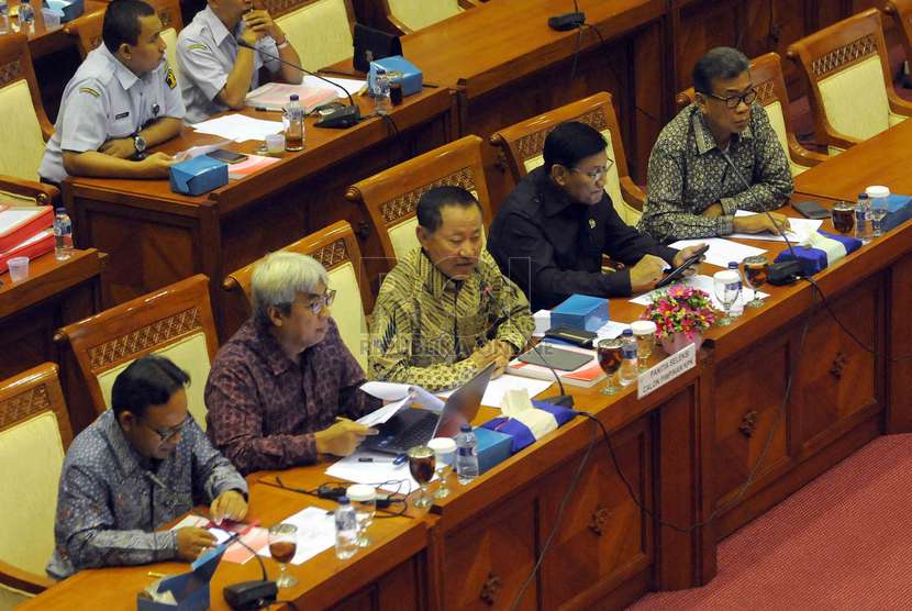  Panita Seleksi (Pansel) Pimpinan Komisi Pemberantasan Korupsi (KPK) mengikuti Rapat kerja dengan Komisi III di Gedung DPR RI, Senayan, Jakarta, Senin (24/11).    (Republika/Agung Supriyanto)