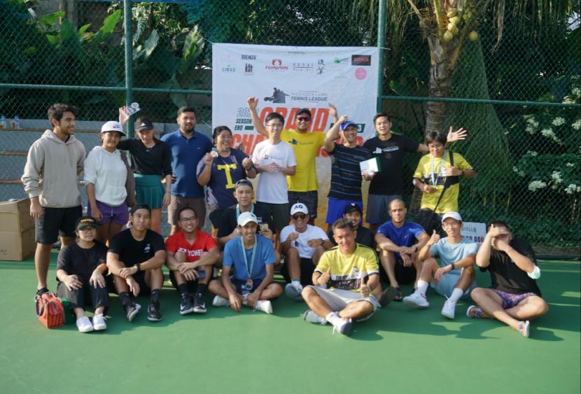 Panitia dan para peserta Liga tenis amatir Indonesia Lawn Tennis League (ILTL).