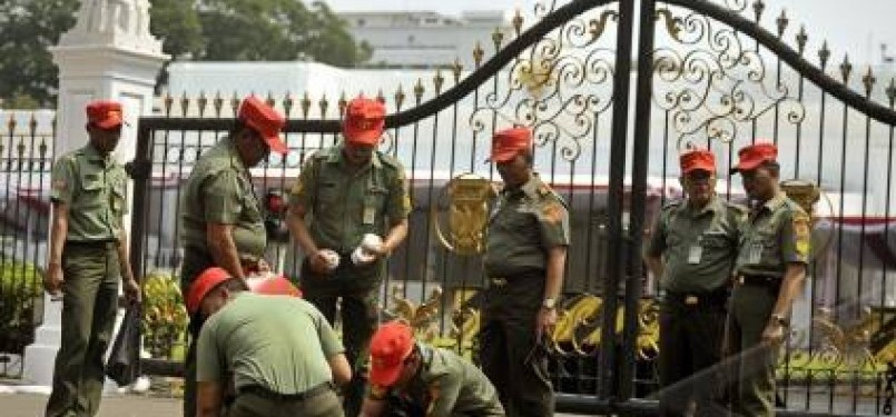 Panitia dari satuan TNI menyelesaikan pemasangan tanda batas peserta upacara di depan Istana Negara, Jakarta, Jumat (12/8).